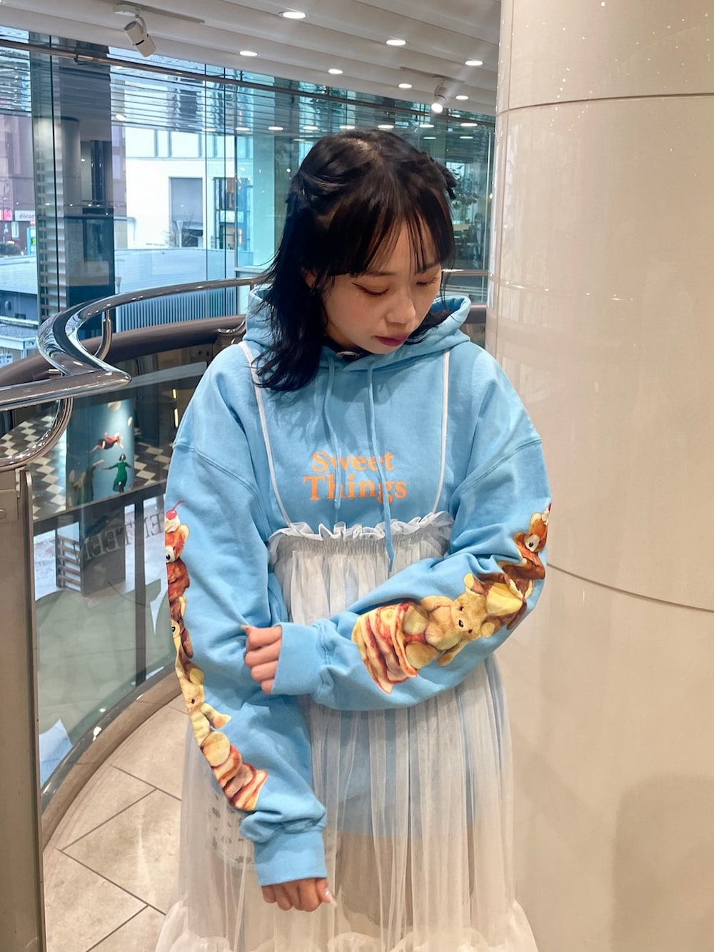 ホワイト系のその他パンツ、ホワイト系のワンピース、ブルー系のパーカーを着用したレディースの冬コーディネートの5枚目の写真