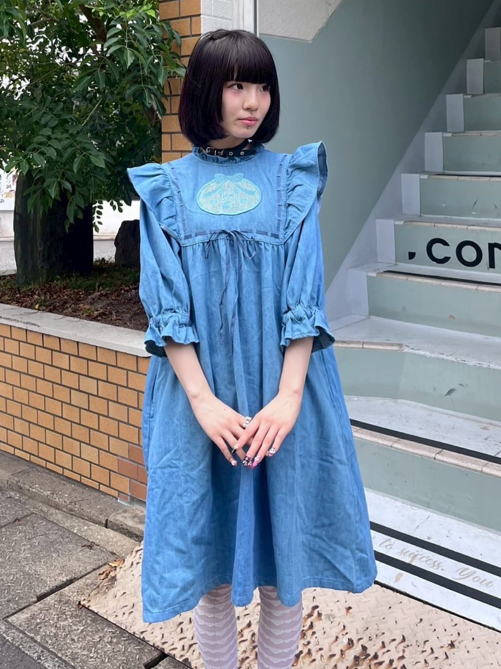 ブルー系のワンピース、ホワイト系のソックス/靴下を着用したレディースの夏コーディネートの5枚目の写真