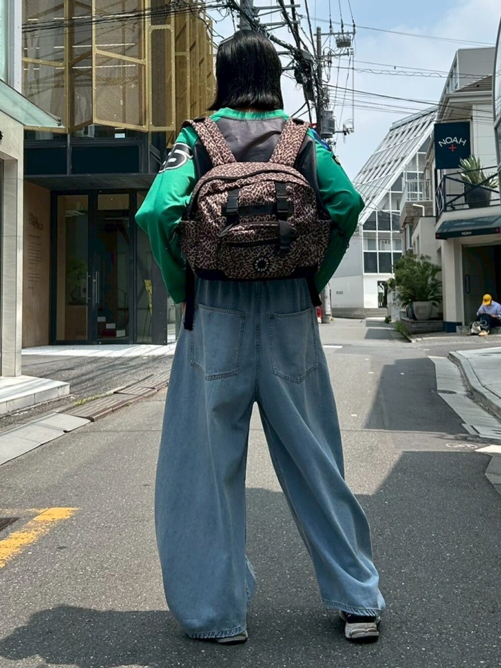 その他のバックパック/リュック、ブルー系のデニムパンツ、グリーン系のTシャツ/カットソーを着用したレディースの夏コーディネートの4枚目の写真