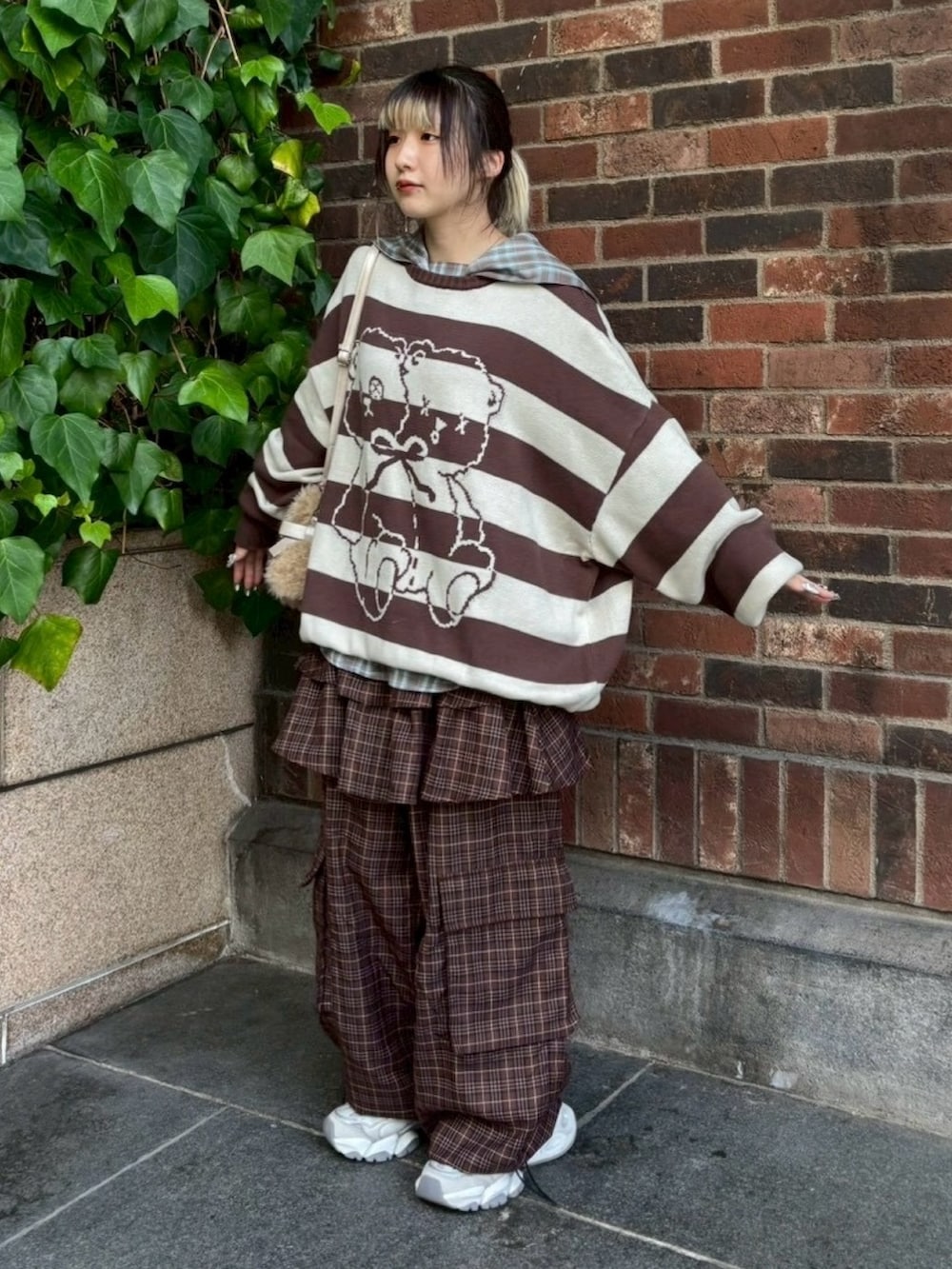 ブラウン系のニット/セーター、ブラウン系のシャツ/ブラウス、ブラウン系のその他パンツを着用したレディースの秋コーディネートの4枚目の写真