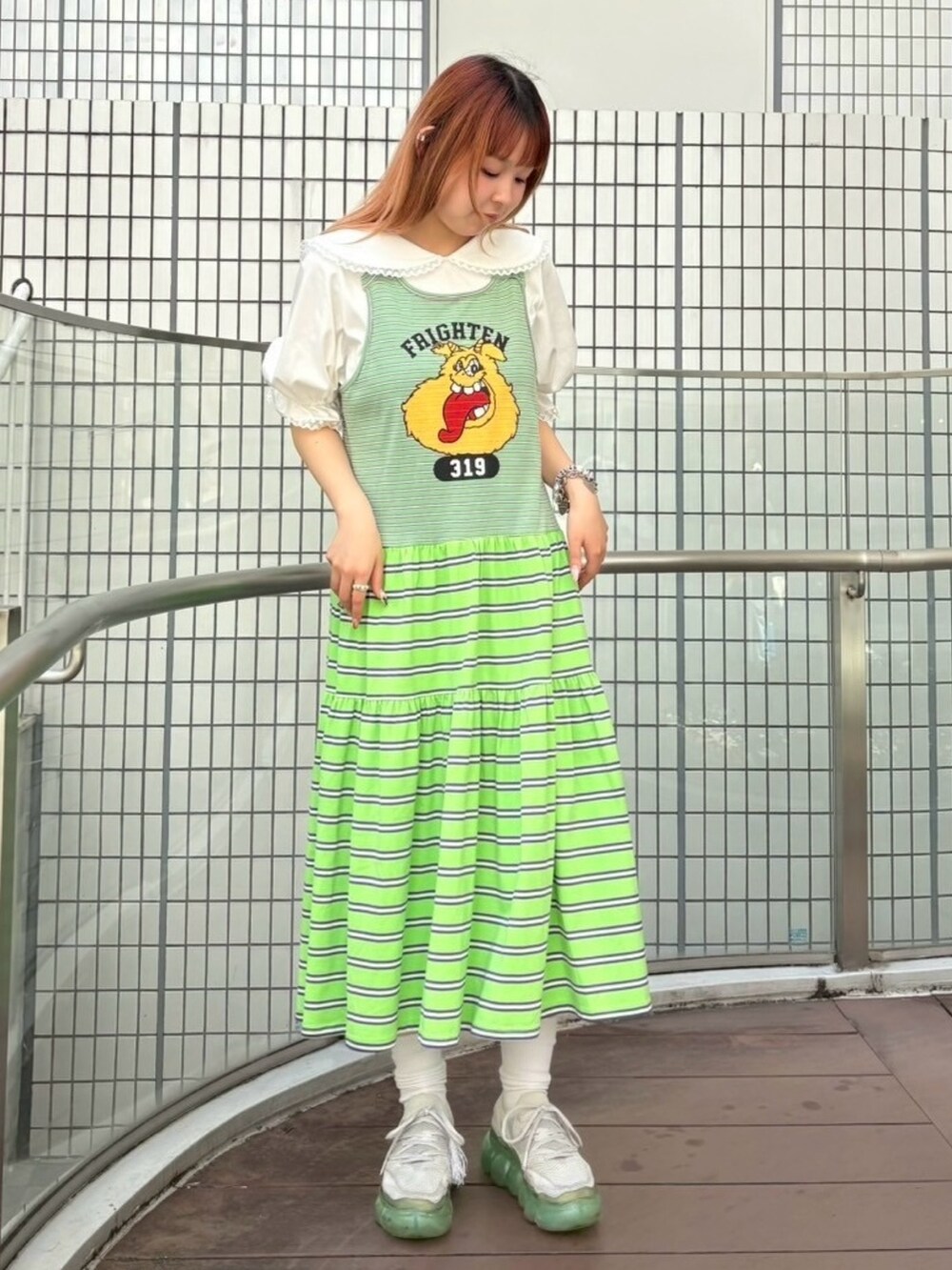 ホワイト系のTシャツ/カットソー、グリーン系のワンピースを着用したレディースの夏コーディネートの4枚目の写真