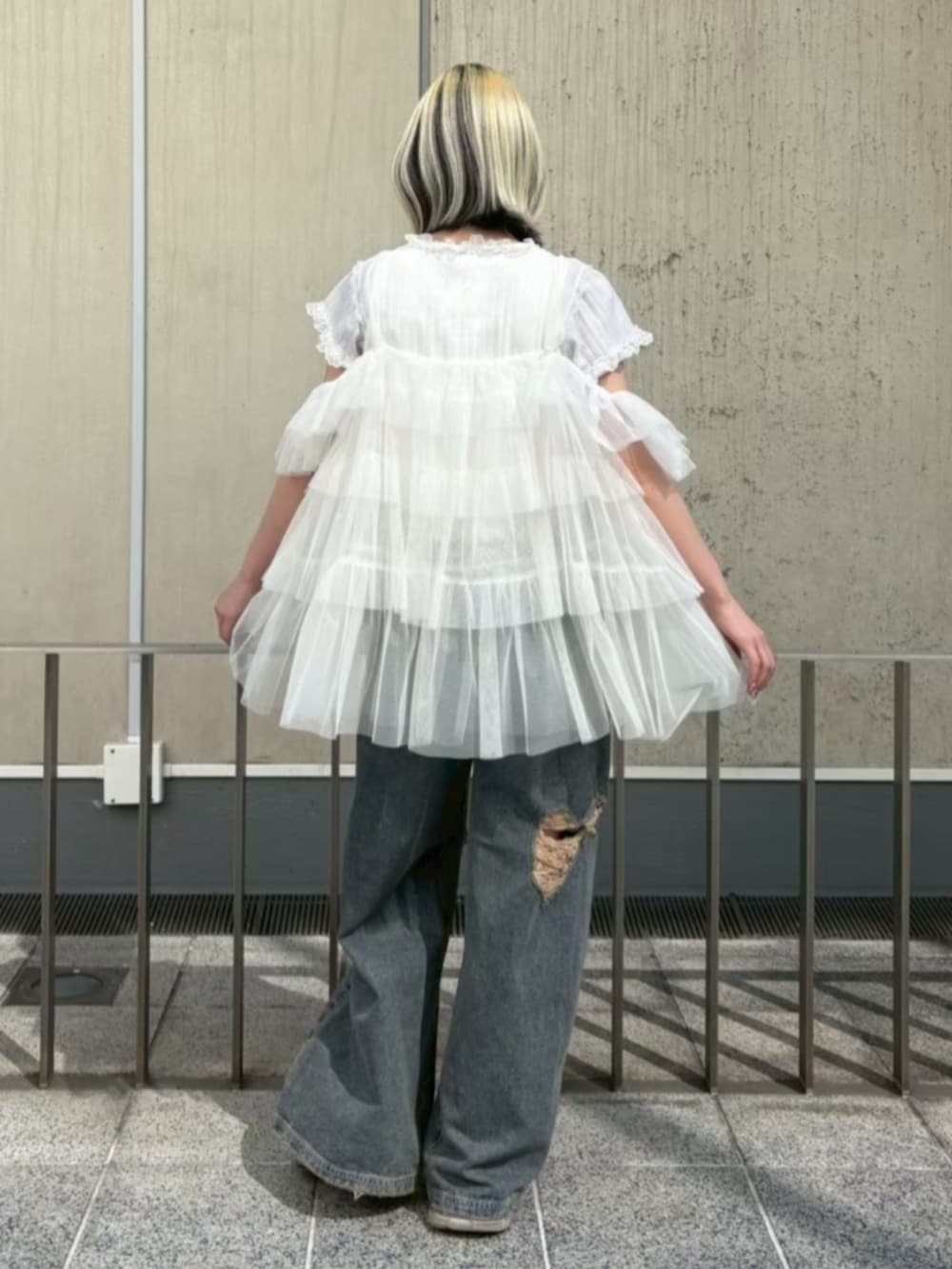ブルー系のデニムパンツ、ホワイト系のTシャツ/カットソー、ホワイト系のその他トップスを着用したレディースの夏コーディネートの3枚目の写真