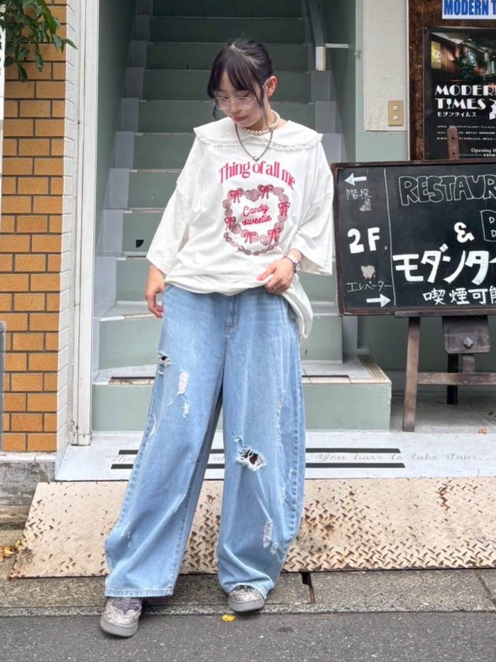 ブルー系のデニムパンツ、ホワイト系のTシャツ/カットソー、ホワイト系のTシャツ/カットソーを着用したレディースの夏コーディネートの2枚目の写真