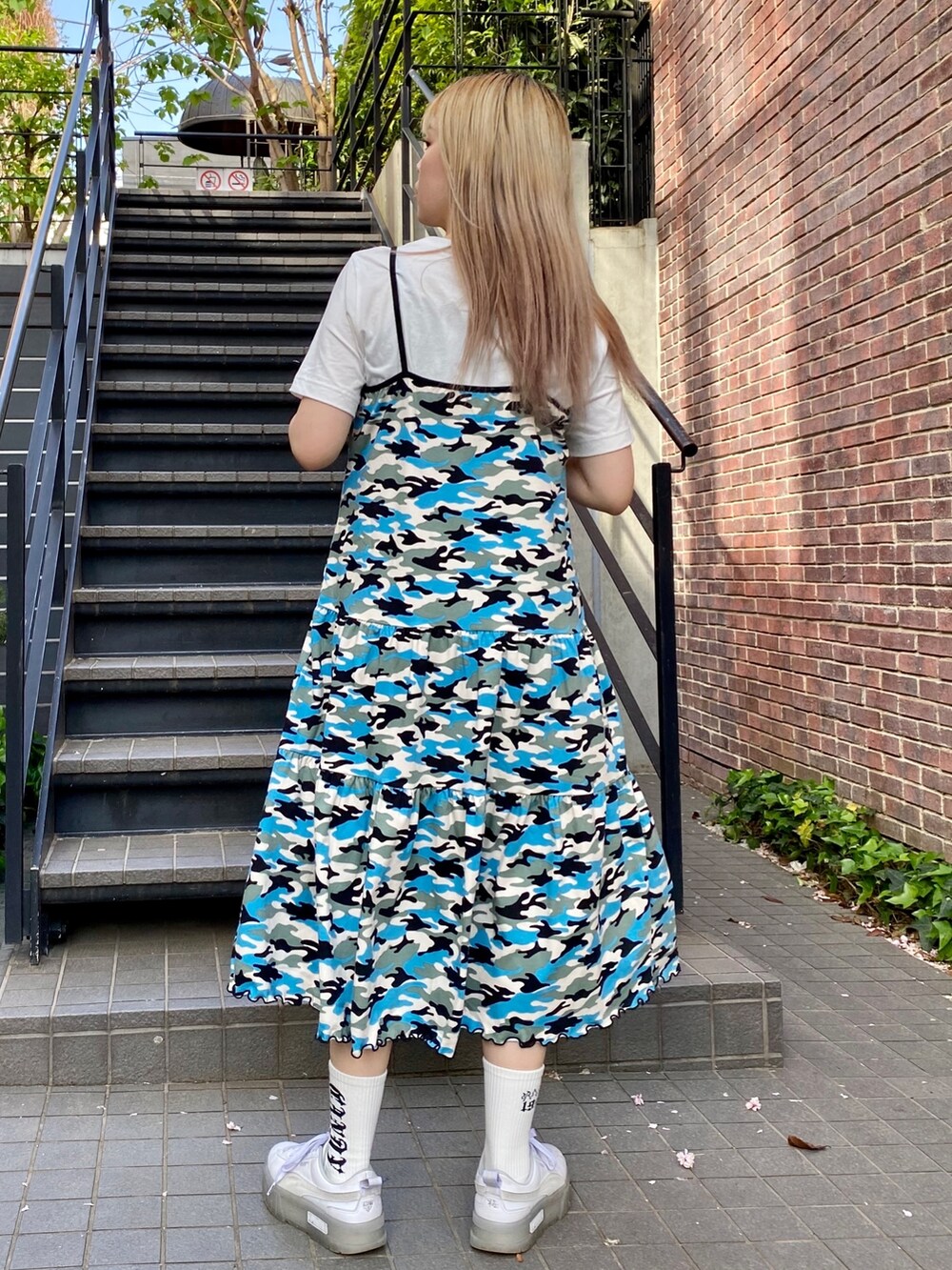 ホワイト系のTシャツ/カットソー、ブルー系のワンピースを着用したレディースの春コーディネートの3枚目の写真