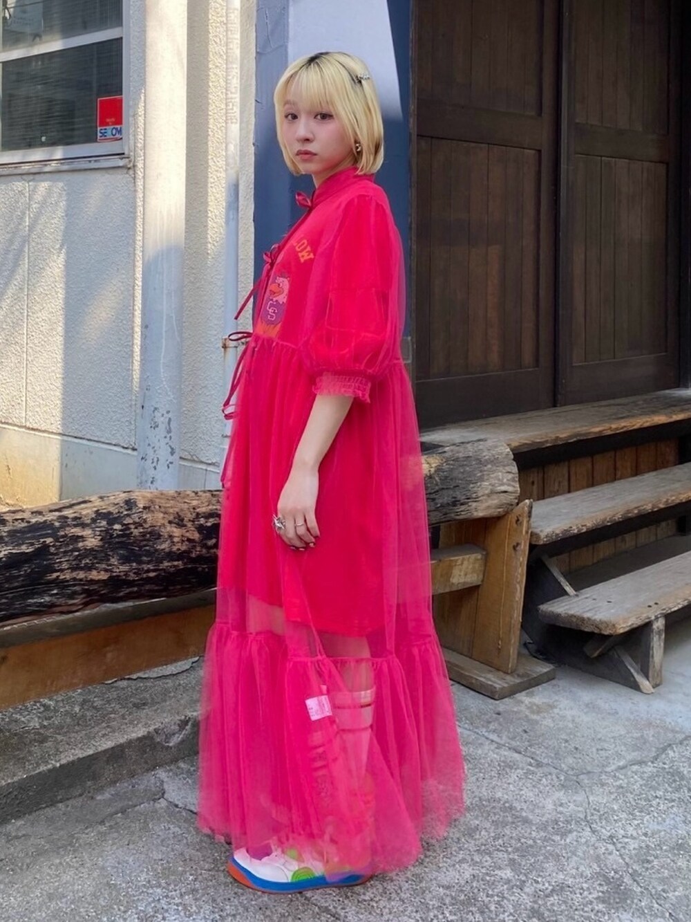 レッド系のTシャツ/カットソー、レッド系のワンピース、ホワイト系のソックス/靴下を着用したレディースの春コーディネートの4枚目の写真