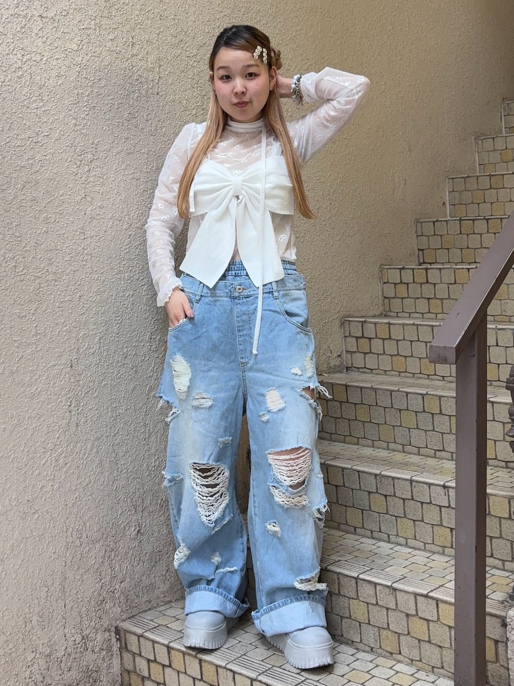 ホワイト系のその他トップス、ブルー系のデニムパンツ、ホワイト系のその他トップスを着用したレディースの春コーディネートの2枚目の写真