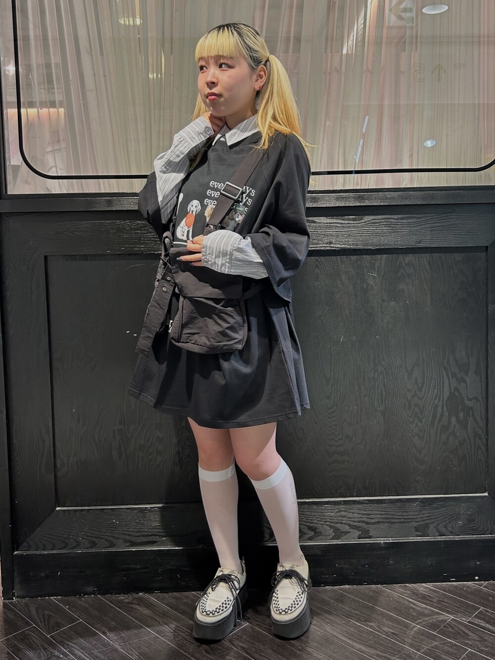 ブラック系のTシャツ/カットソー、グレー系のシャツ/ブラウス、ブラック系のベストを着用したレディースの夏コーディネートの3枚目の写真