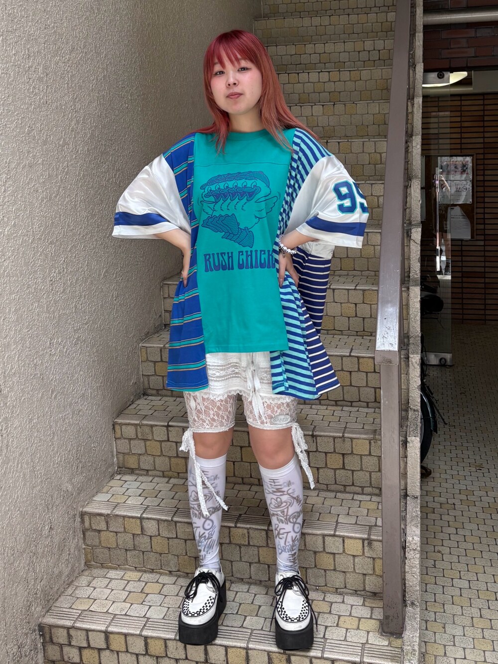 ホワイト系のその他パンツ、ホワイト系のスカート、グリーン系のTシャツ/カットソーを着用したレディースの春コーディネートの2枚目の写真