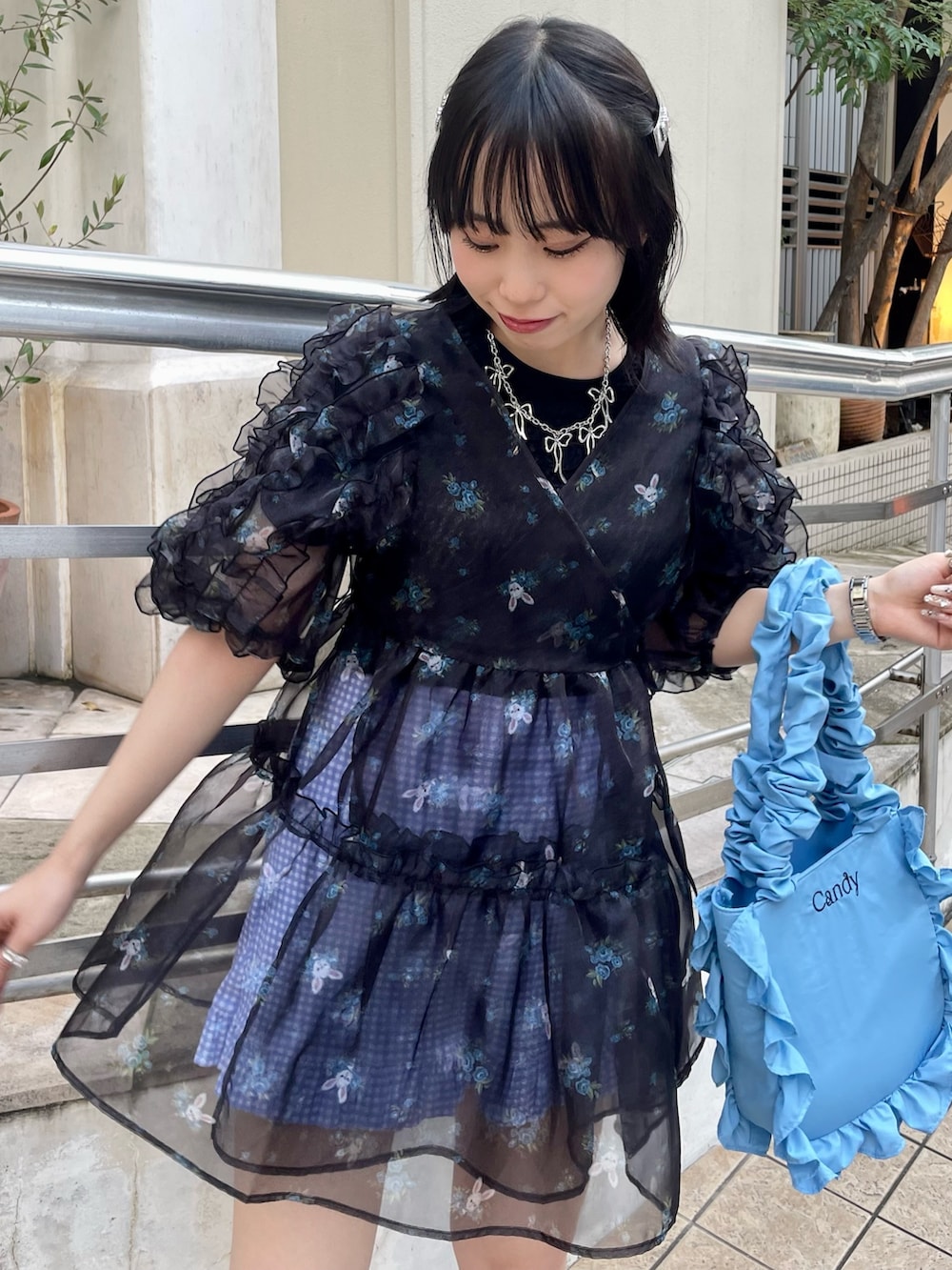 ブラック系のその他トップス、ブラック系のTシャツ/カットソー、ブルー系のその他パンツを着用したレディースの夏コーディネートの4枚目の写真