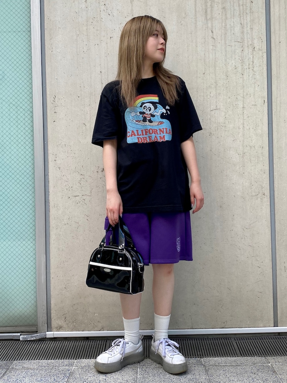 ブラック系のボストンバッグ、パープル系のその他パンツ、ブラック系のTシャツ/カットソーを着用したレディースの夏コーディネートの2枚目の写真
