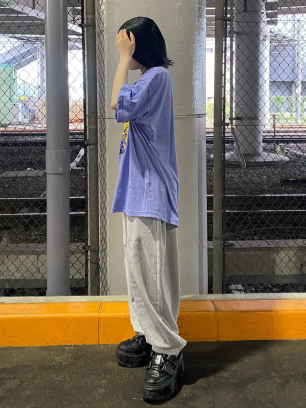 ブルー系のTシャツ/カットソー、グレー系のスウェットパンツを着用したレディースの夏コーディネートの3枚目の写真