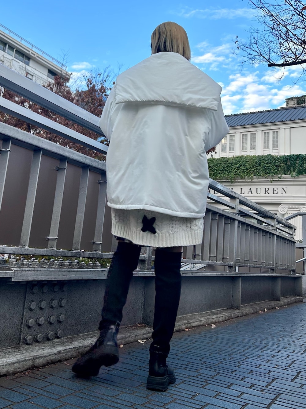 ホワイト系のその他アウター、ホワイト系のニット/セーター、ブラック系のスカートを着用したレディースの冬コーディネートの3枚目の写真