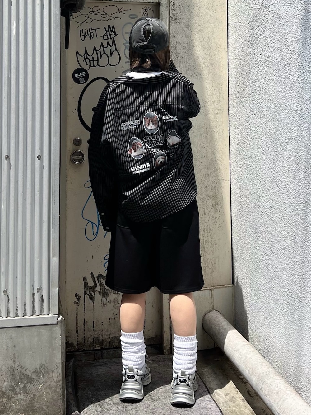 ブラック系のその他パンツ、ブラック系のシャツ/ブラウスを着用したレディースの夏コーディネートの4枚目の写真