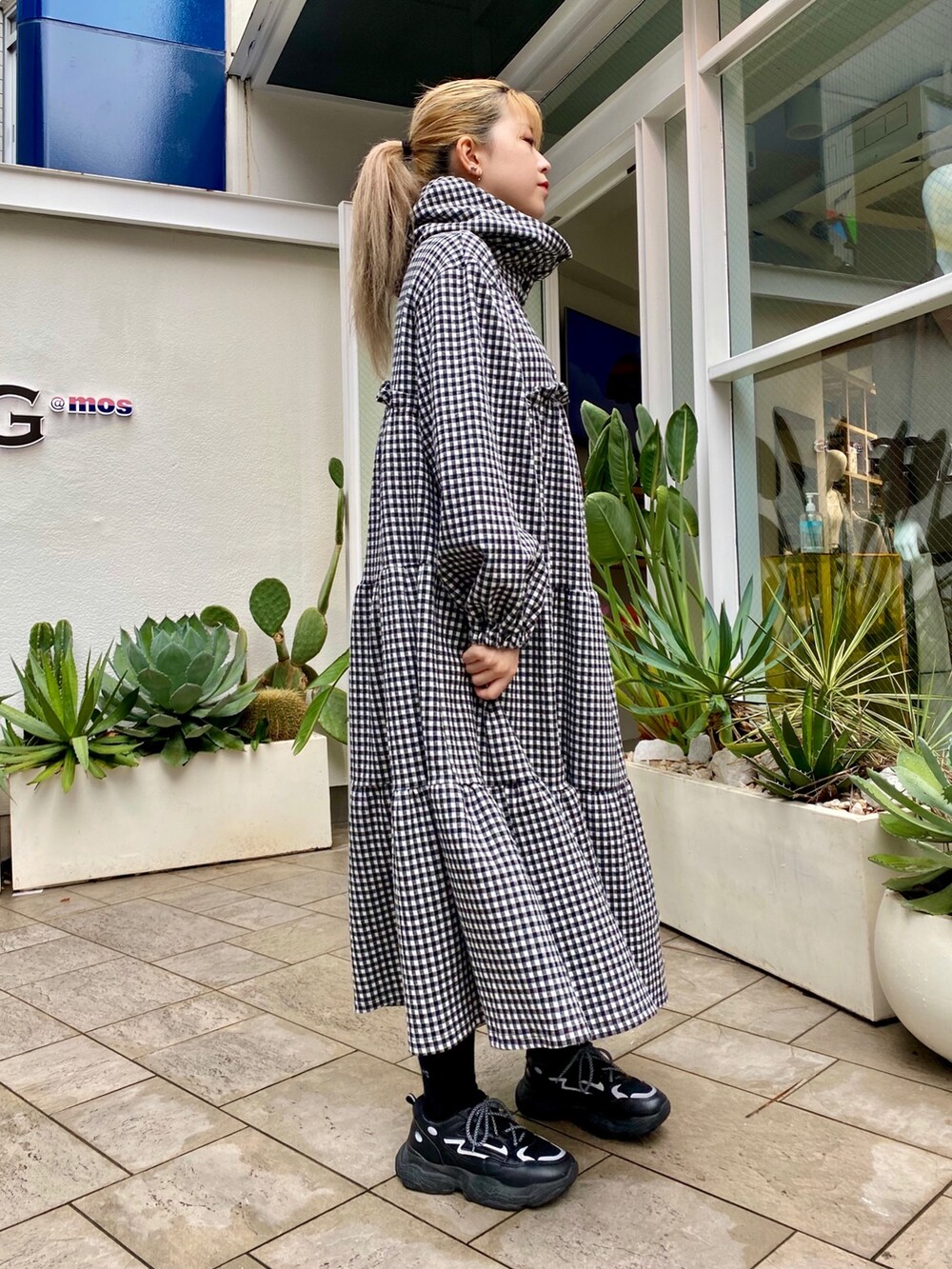 ブラック系のワンピースを着用したレディースの秋コーディネートの3枚目の写真