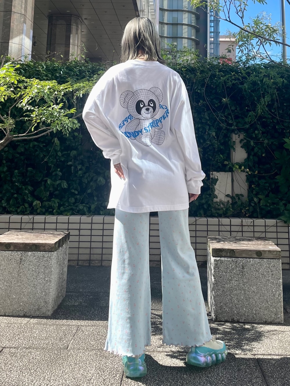 ホワイト系のTシャツ/カットソー、ブルー系のその他パンツ、ブルー系のイヤリングを着用したレディースの夏コーディネートの2枚目の写真