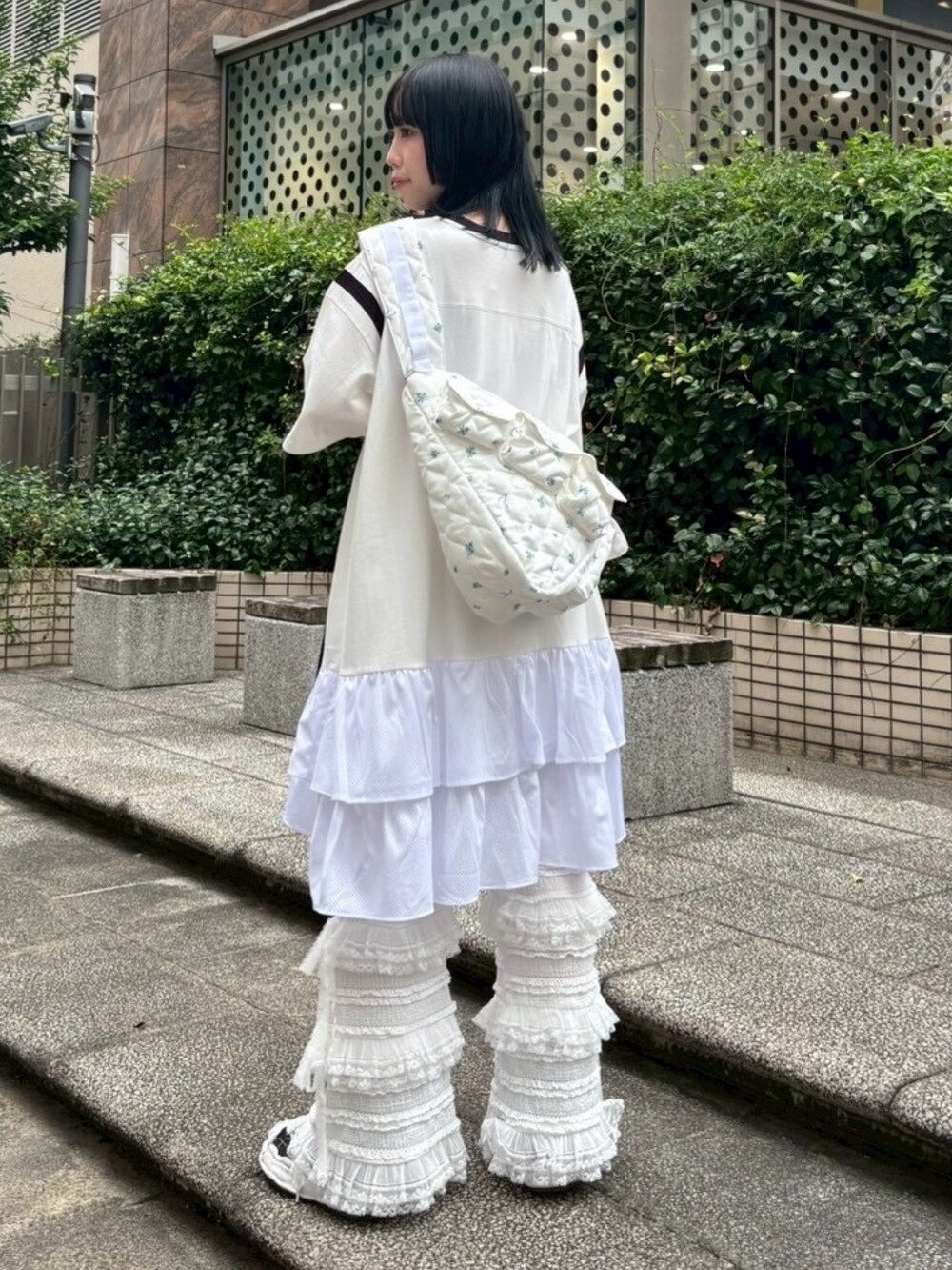 ホワイト系のワンピース、ホワイト系のその他パンツ、ホワイト系のショルダーバッグを着用したレディースの秋コーディネートの5枚目の写真