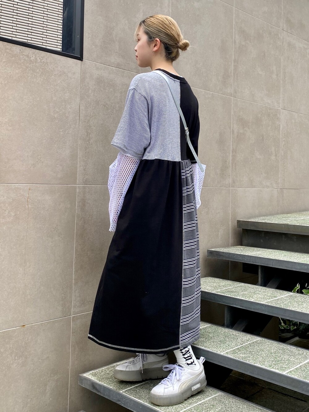 ブラック系のショルダーバッグ、ホワイト系のその他トップス、ブラック系のワンピースを着用したレディースの夏コーディネートの4枚目の写真