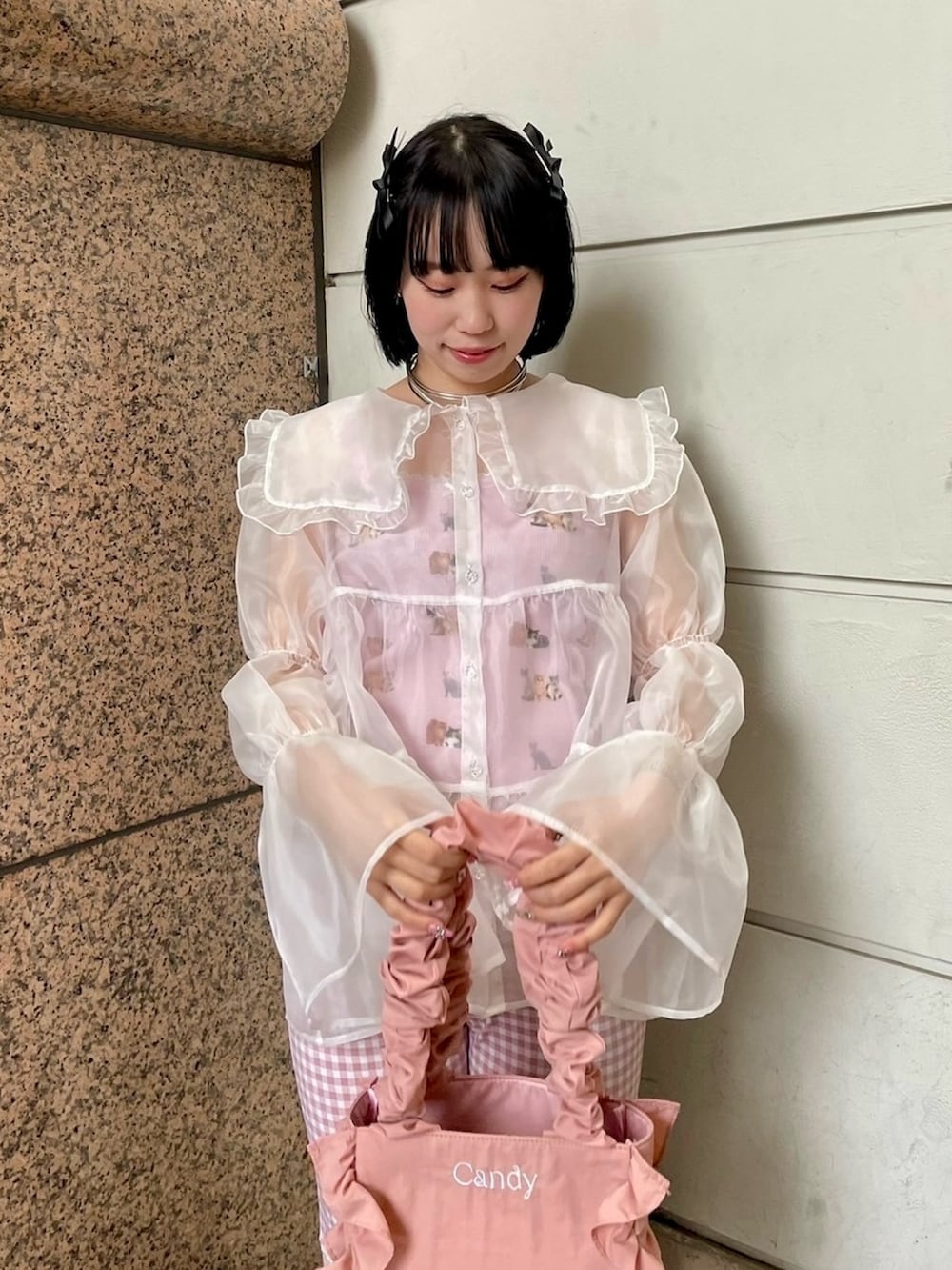 ホワイト系のシャツ/ブラウス、ピンク系のキャミソール、ピンク系のその他パンツを着用したレディースの春コーディネートの5枚目の写真