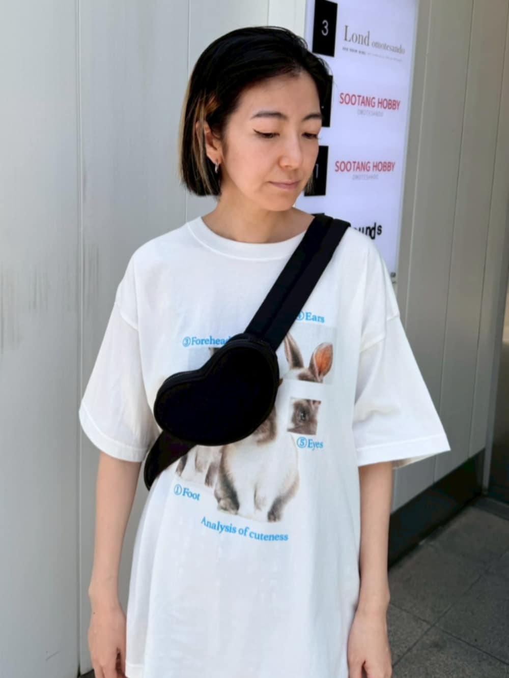 ホワイト系のTシャツ/カットソー、ブラック系のショルダーバッグ、ブラック系の水着を着用したレディースの夏コーディネートの6枚目の写真
