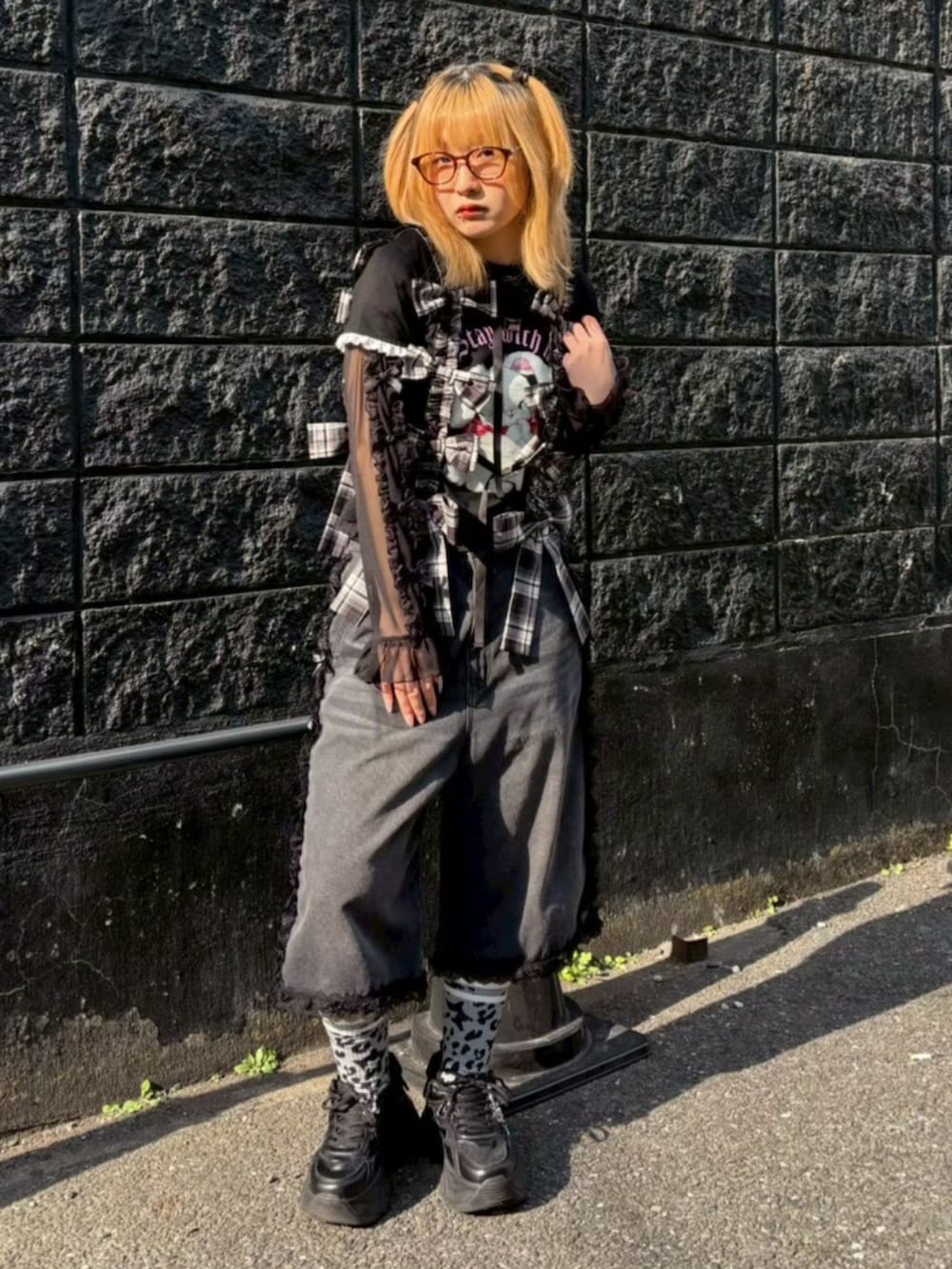 ブラック系のその他トップス、ブラック系のTシャツ/カットソー、ブラック系のその他トップスを着用したレディースの春コーディネートの2枚目の写真