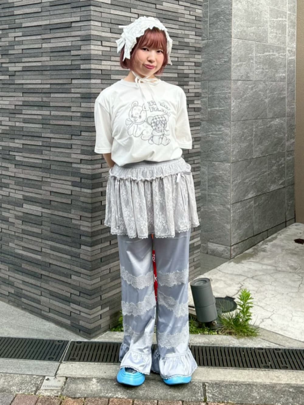 ホワイト系のTシャツ/カットソー、グレー系のその他パンツ、ホワイト系のニットキャップ/ビーニーを着用したレディースの夏コーディネートの2枚目の写真