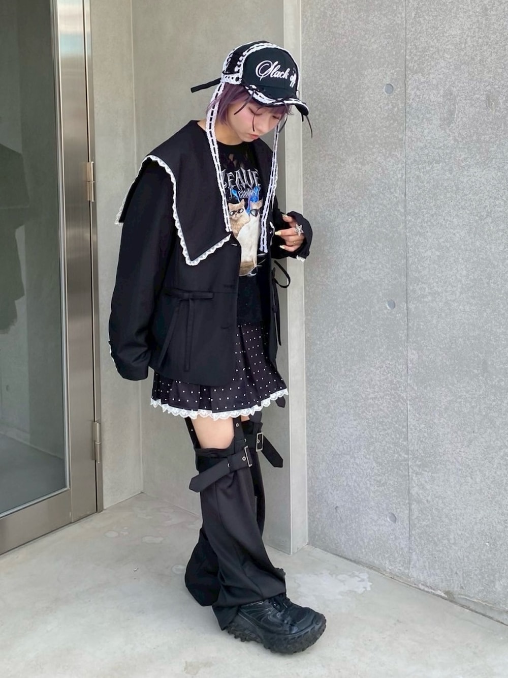 ブラック系のテーラードジャケット、ブラック系のTシャツ/カットソー、ブラック系のスカートを着用したレディースの秋コーディネートの3枚目の写真