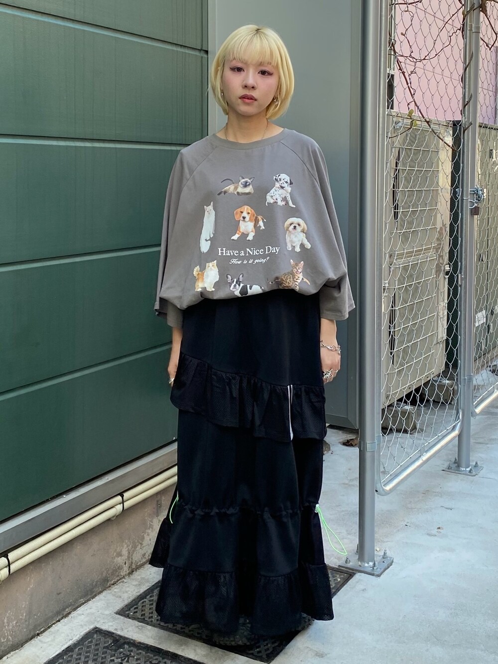 ブラック系のスカート、グレー系のTシャツ/カットソーを着用したレディースの春コーディネートの2枚目の写真