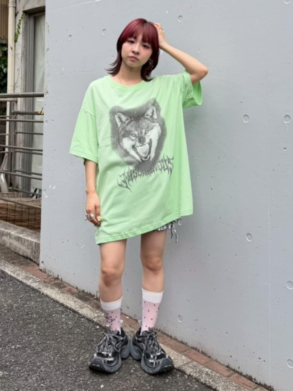 グリーン系のTシャツ/カットソーを着用したレディースの夏コーディネートの2枚目の写真