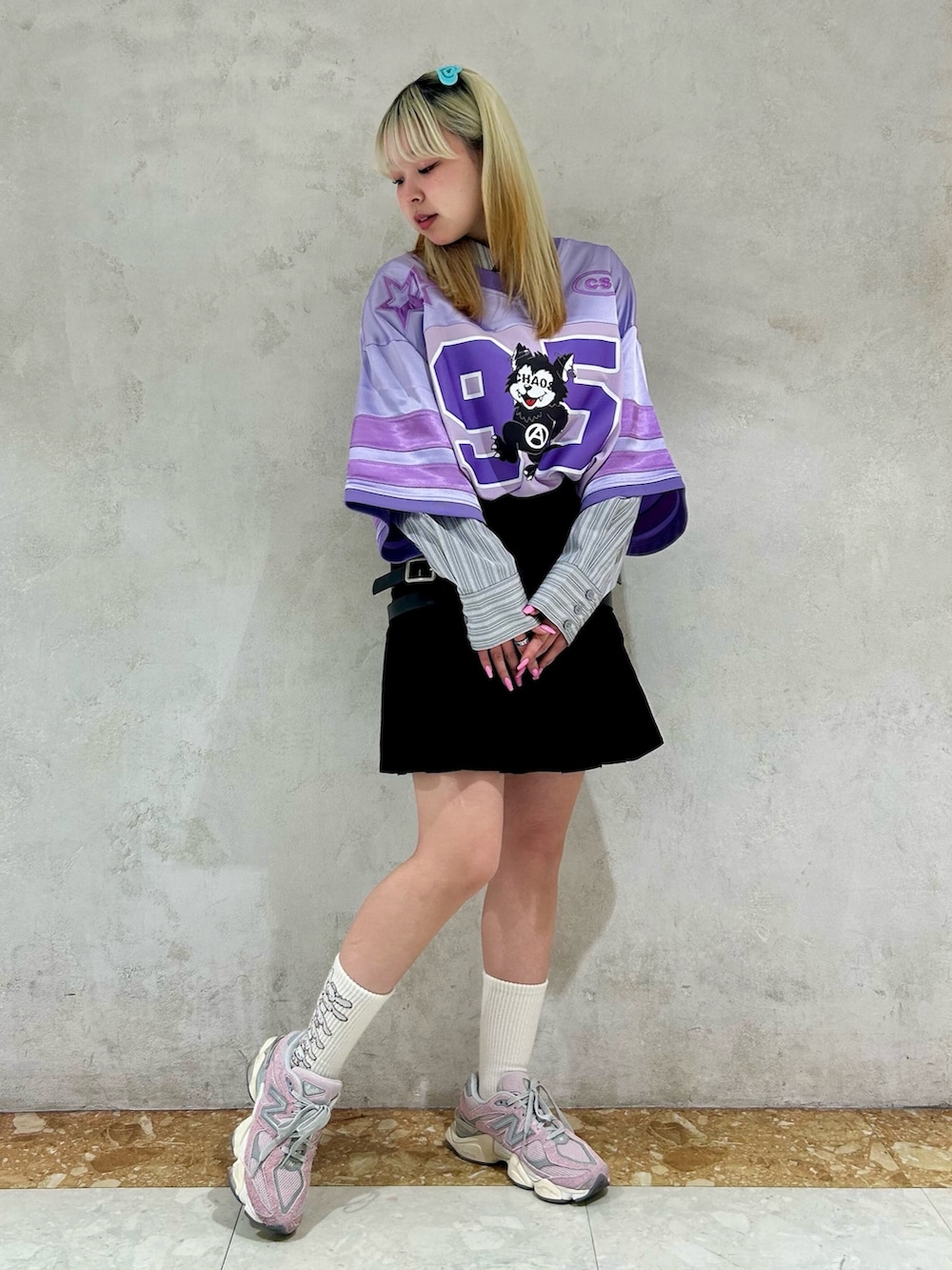 パープル系のその他トップス、グレー系のシャツ/ブラウス、ブラック系のスカートを着用したレディースの春コーディネートの2枚目の写真