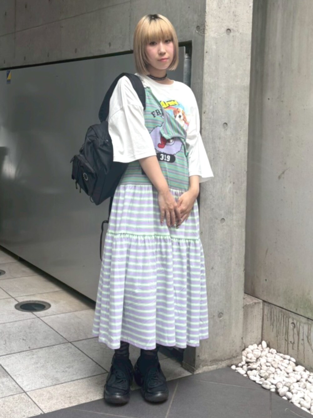 ホワイト系のTシャツ/カットソー、パープル系のワンピース、ブラック系のバックパック/リュックを着用したレディースの夏コーディネートの2枚目の写真