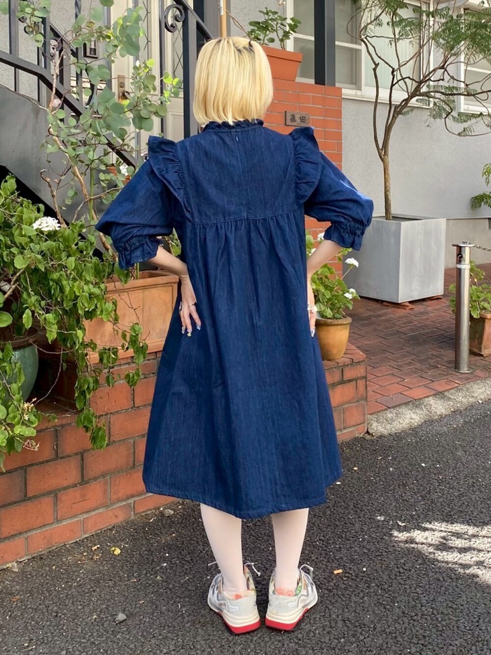 レッド系のボディバッグ/ウエストポーチ、ブルー系のワンピース、グレー系のソックス/靴下を着用したレディースの夏コーディネートの4枚目の写真