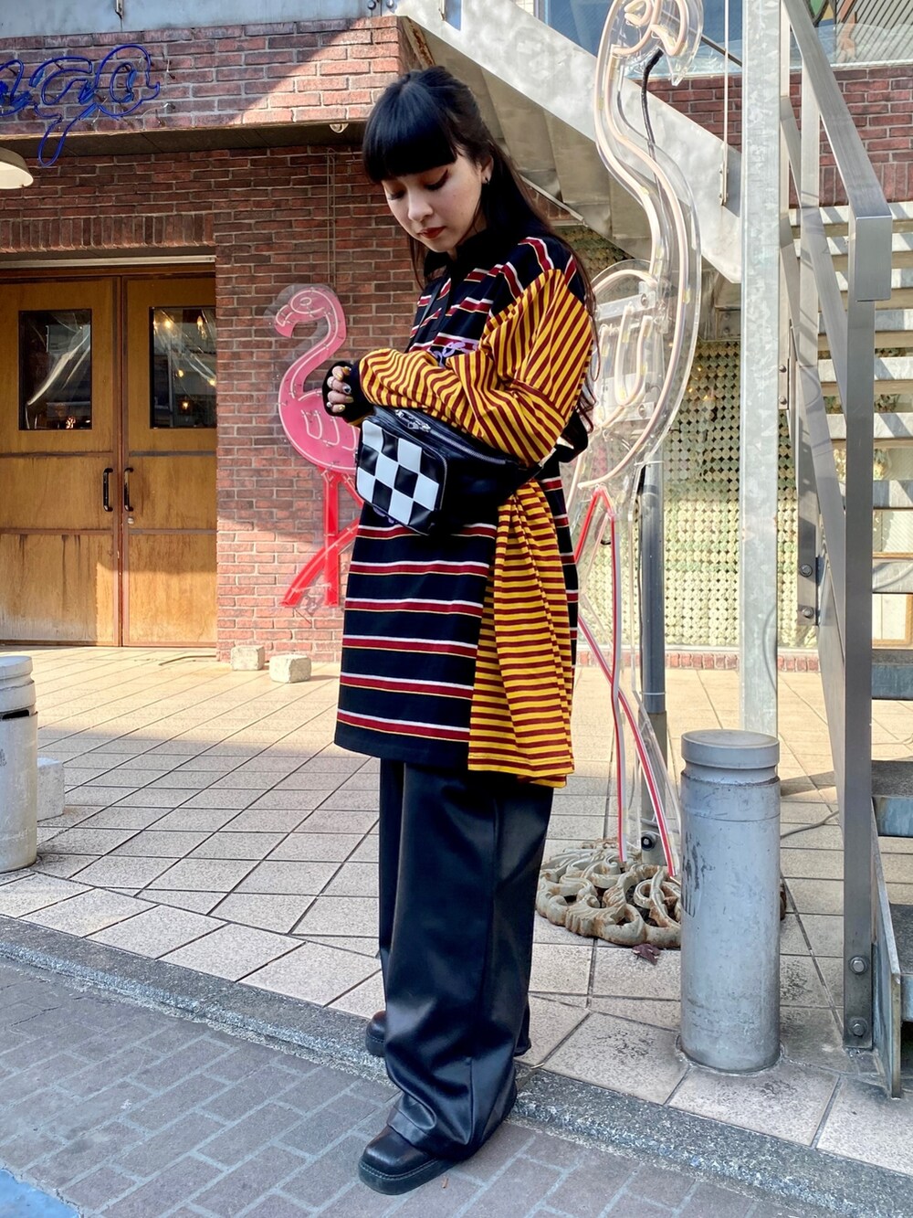 ブラック系のボディバッグ/ウエストポーチ、ブラック系のサロペット/オーバーオール、ブラック系のワンピースを着用したレディースの冬コーディネートの2枚目の写真