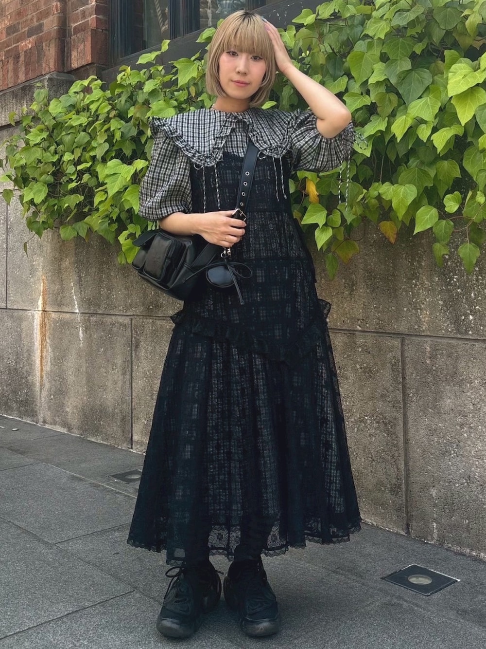 ブラック系のワンピース、グリーン系のワンピース、ブラック系のショルダーバッグを着用したレディースの夏コーディネートの2枚目の写真