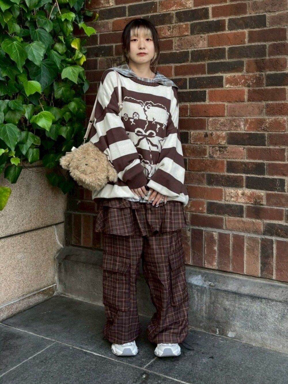 ブラウン系のニット/セーター、ブラウン系のシャツ/ブラウス、ブラウン系のその他パンツを着用したレディースの秋コーディネートの2枚目の写真