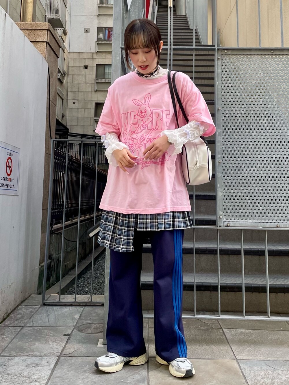 ピンク系のTシャツ/カットソー、ホワイト系のその他トップス、ブルー系のその他パンツを着用したレディースの春コーディネートの2枚目の写真