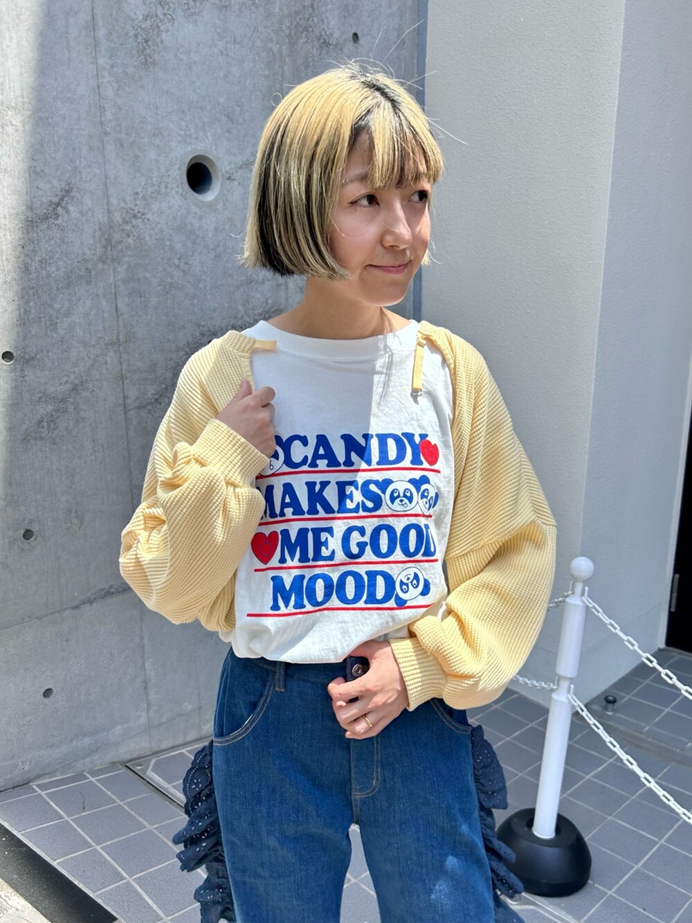 イエロー系のカーディガン/ボレロ、ホワイト系のTシャツ/カットソー、シルバー系のボストンバッグを着用したレディースの夏コーディネートの5枚目の写真