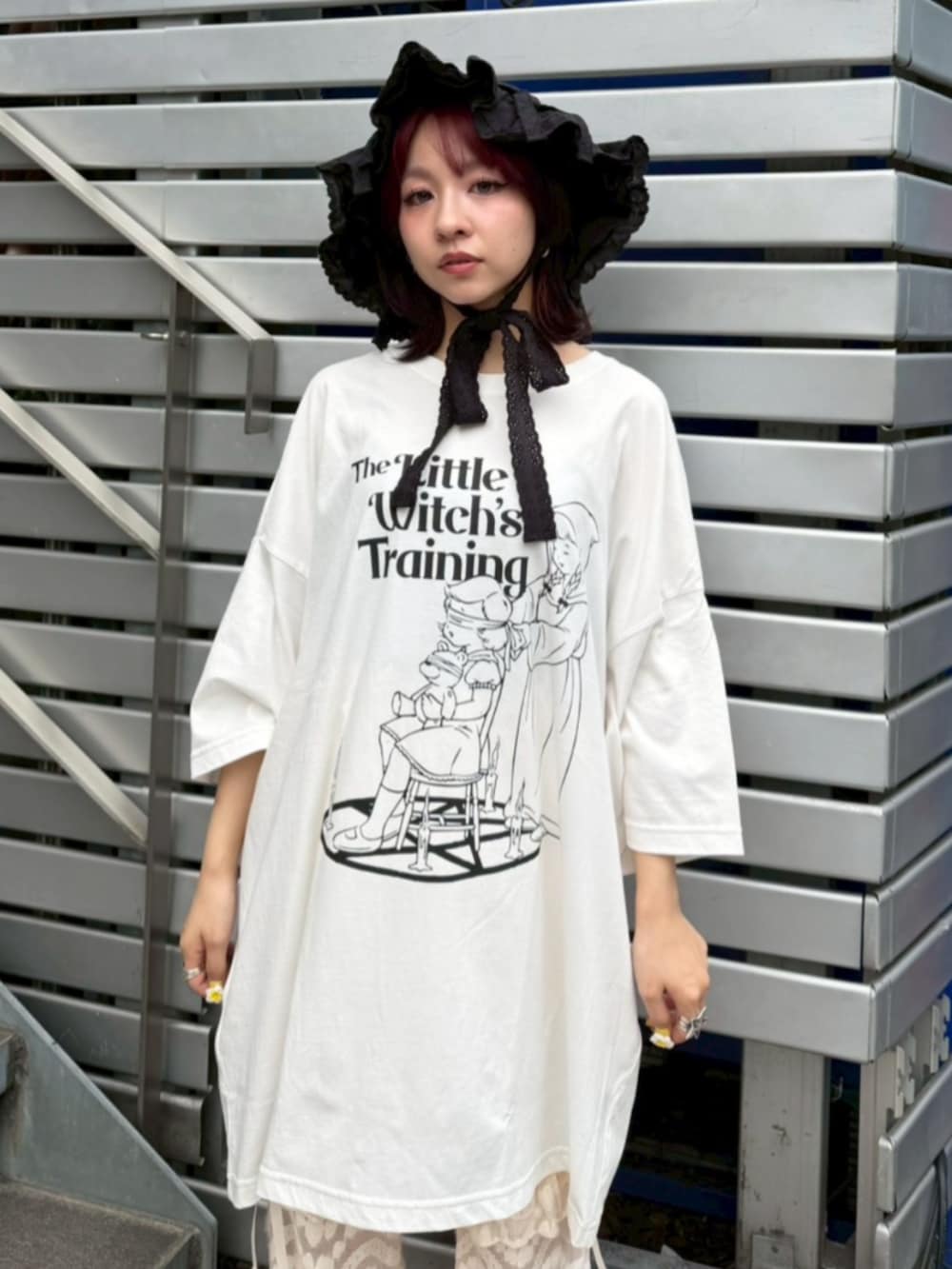 ブラック系のボディバッグ/ウエストポーチ、ホワイト系のTシャツ/カットソー、ベージュ系のその他パンツを着用したレディースの夏コーディネートの4枚目の写真