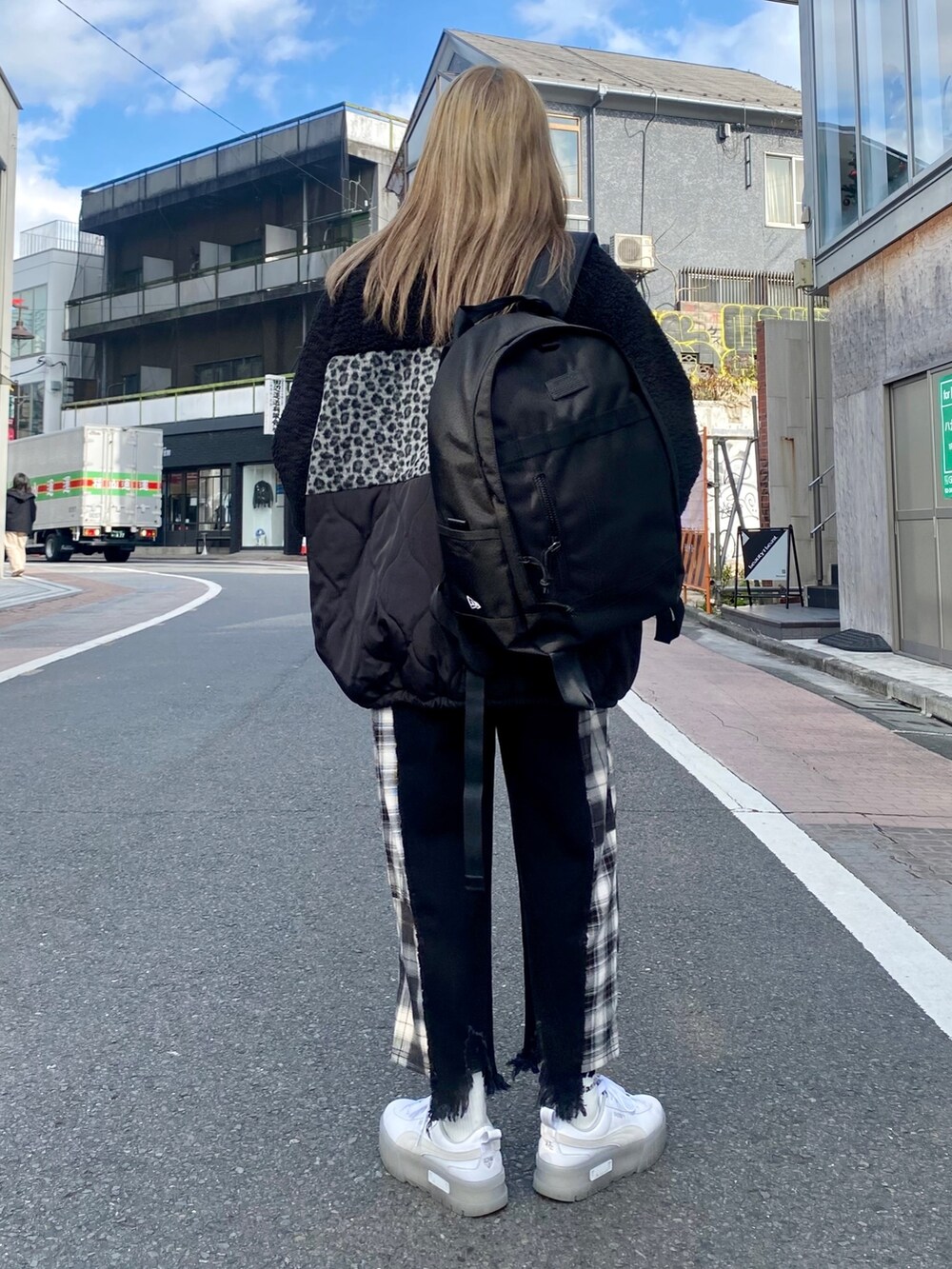 ブラック系のバックパック/リュック、ブラック系のデニムパンツ、ブラック系のブルゾンを着用したレディースの冬コーディネートの4枚目の写真