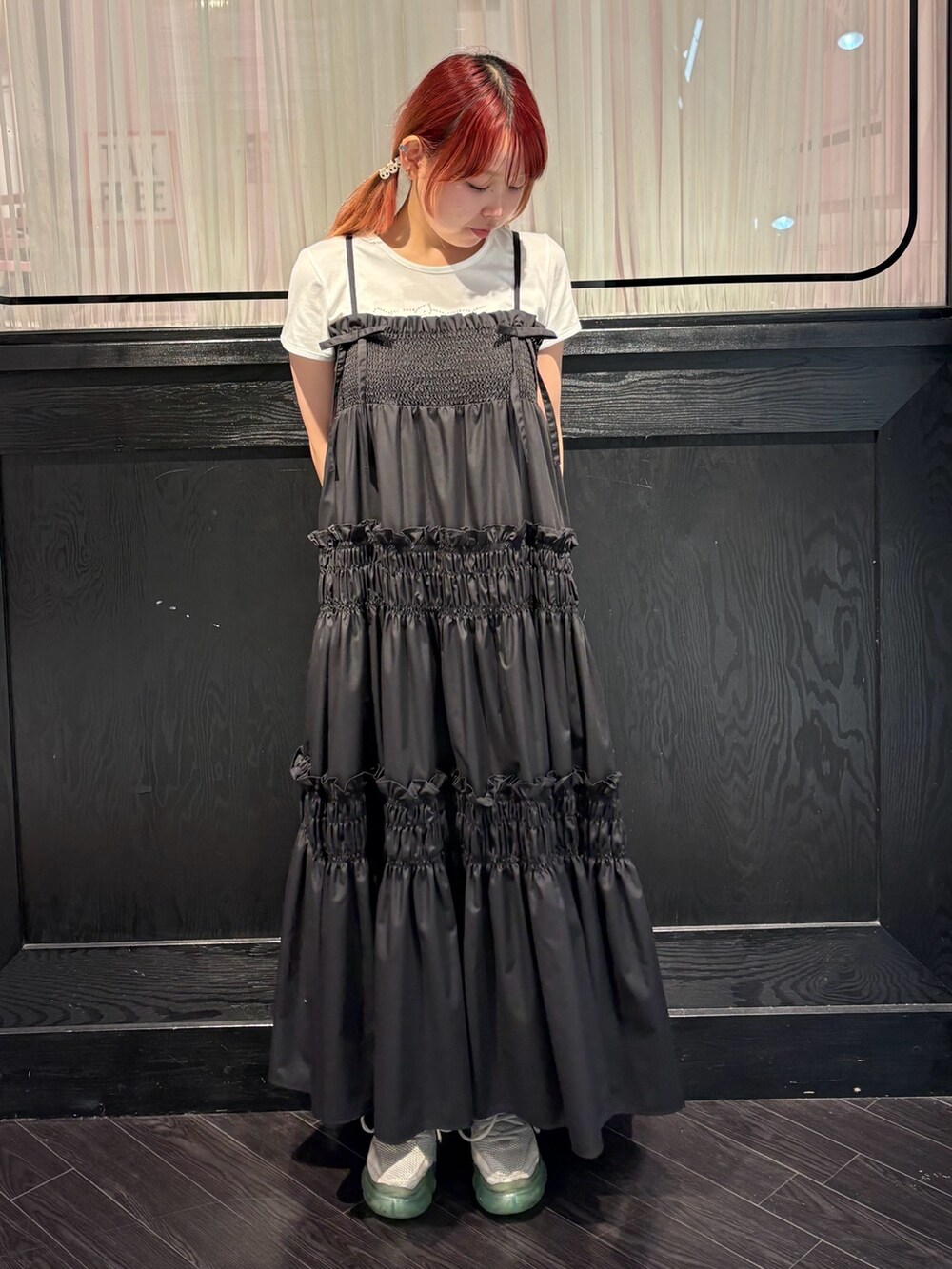 ホワイト系のTシャツ/カットソー、ブラック系のワンピースを着用したレディースの夏コーディネートの2枚目の写真