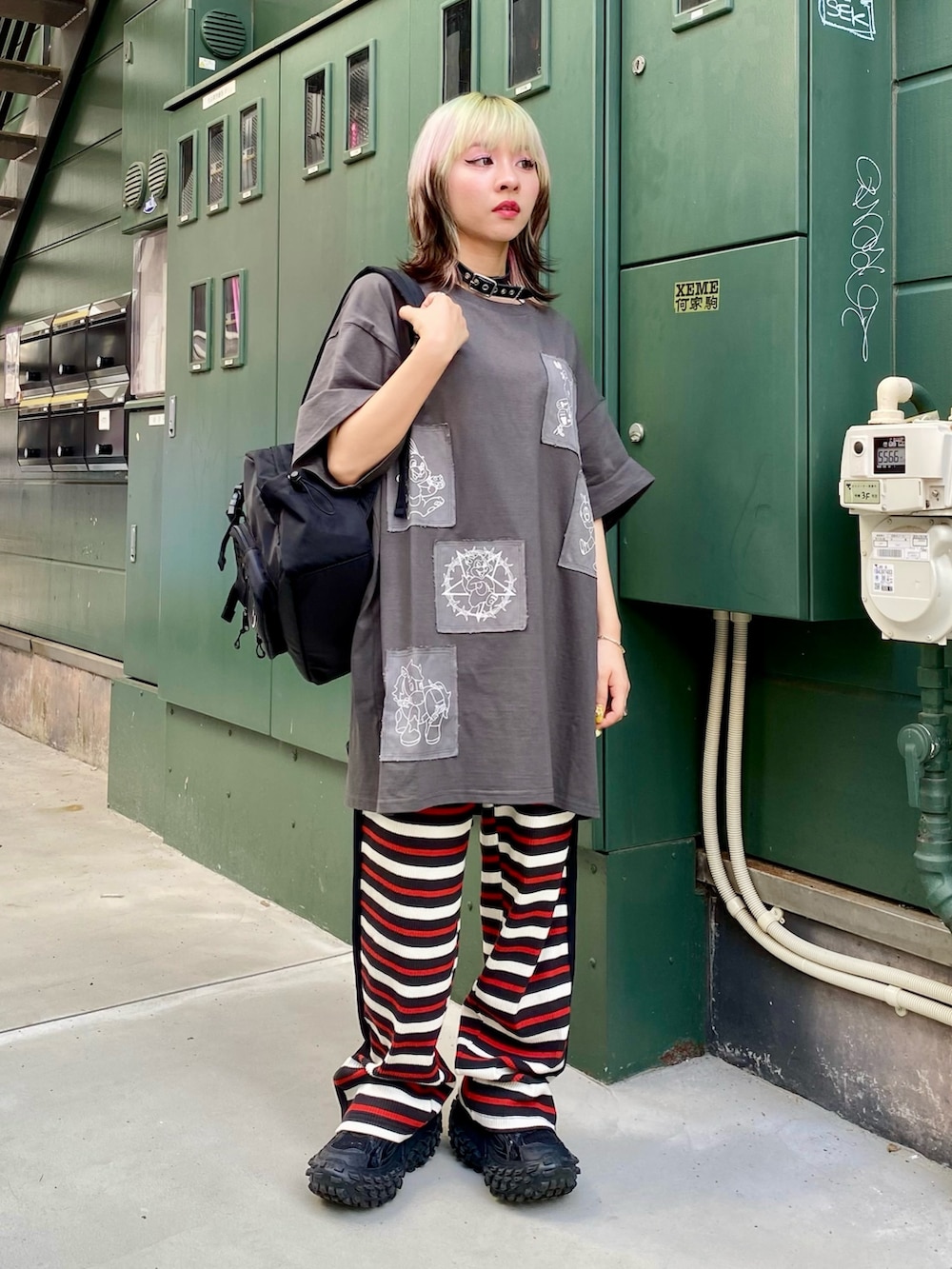 グレー系のTシャツ/カットソー、グレー系のその他パンツ、ブラック系のバックパック/リュックを着用したレディースの夏コーディネートの2枚目の写真