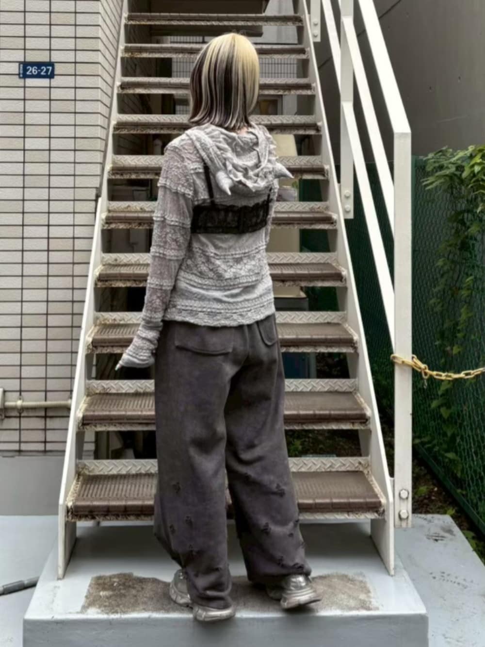 グレー系のパーカー、ブラック系のその他トップス、グレー系のスウェットパンツを着用したレディースの秋コーディネートの3枚目の写真