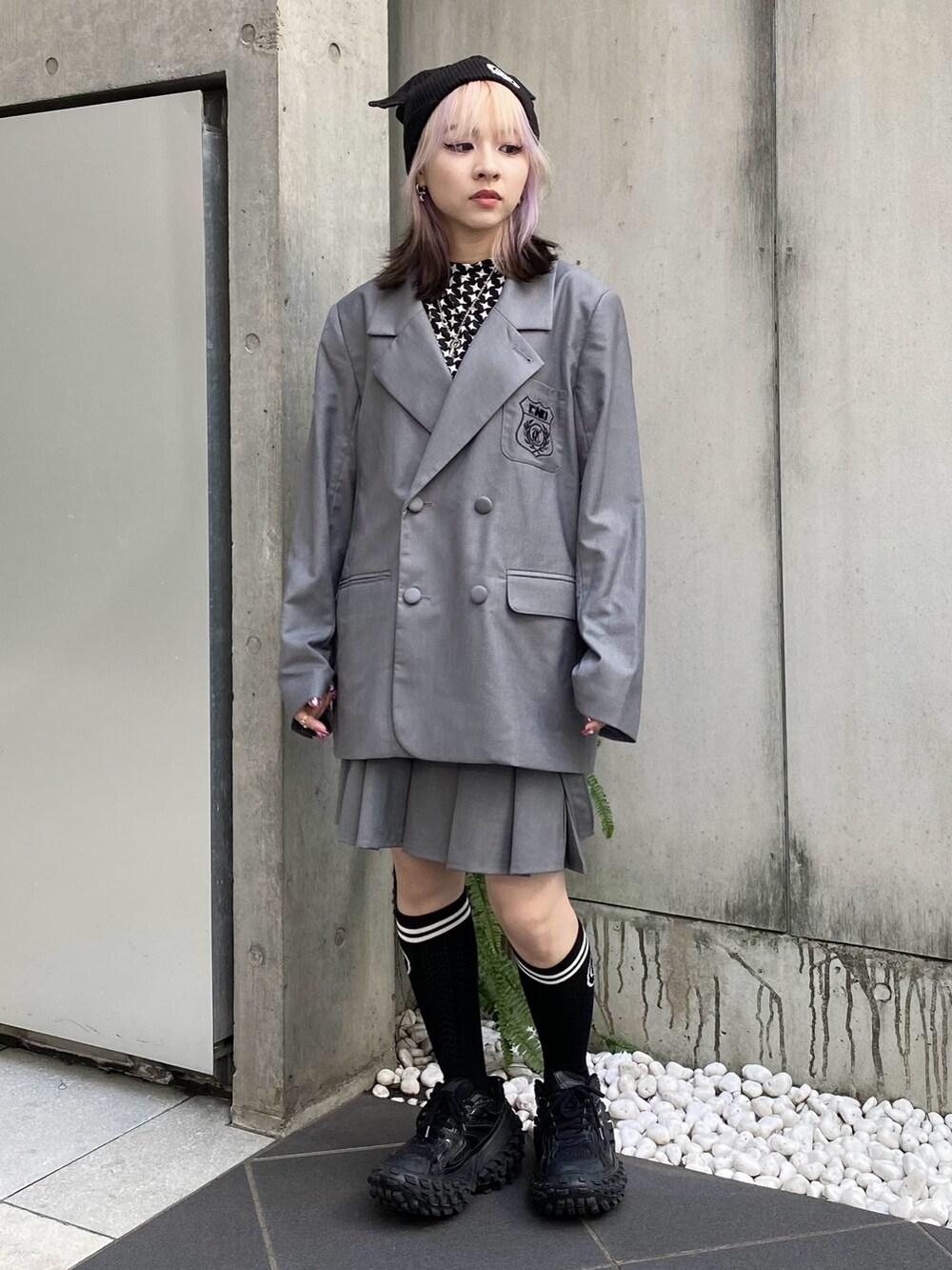 ブラック系のその他トップス、グレー系のスカート、グレー系のテーラードジャケットを着用したレディースの秋コーディネートの2枚目の写真