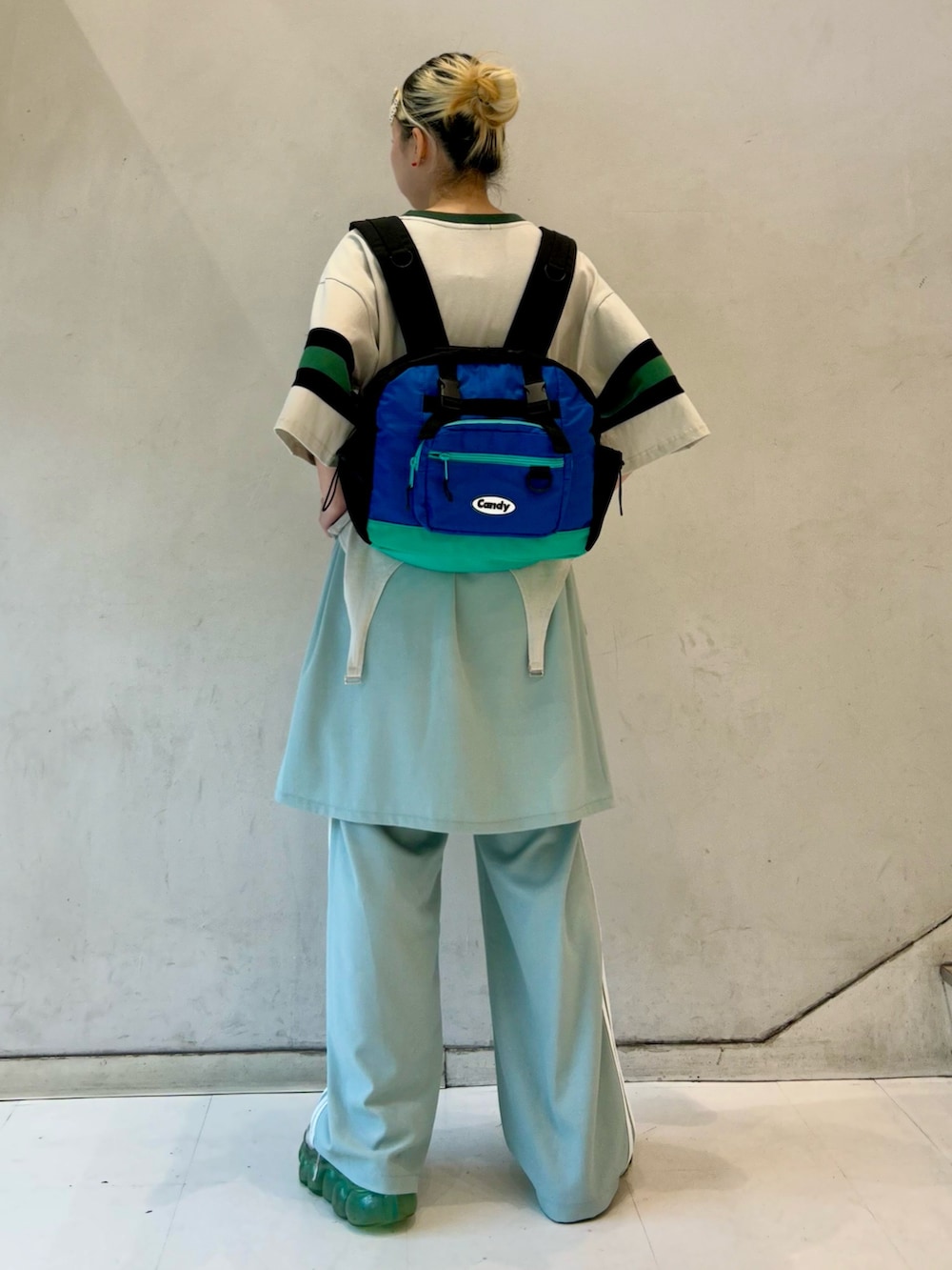 グリーン系のその他パンツ、グレー系のTシャツ/カットソー、ブルー系のバックパック/リュックを着用したレディースの夏コーディネートの4枚目の写真