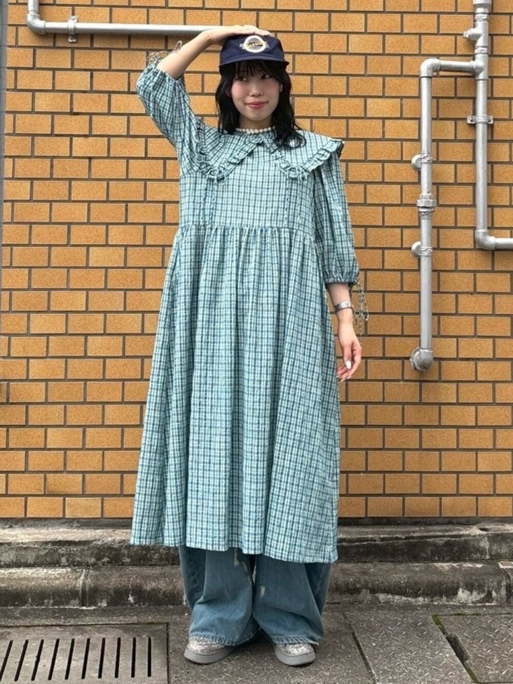 ブルー系のデニムパンツ、ブルー系のワンピースを着用したレディースの夏コーディネートの2枚目の写真