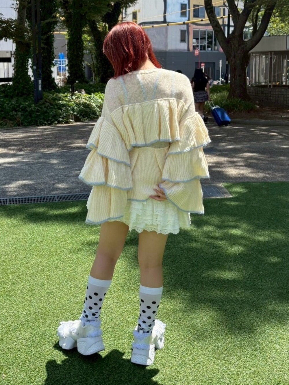ホワイト系のスカート、ホワイト系のカーディガン/ボレロを着用したレディースの夏コーディネートの5枚目の写真