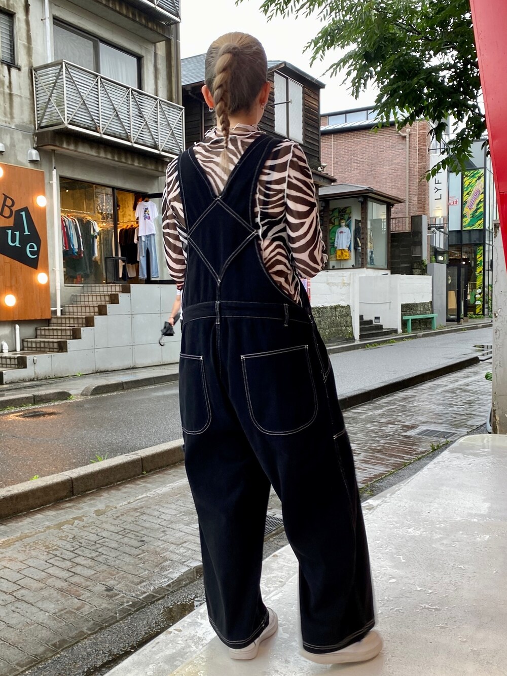 ブラック系のサロペット/オーバーオール、ホワイト系のその他トップスを着用したレディースの夏コーディネートの4枚目の写真