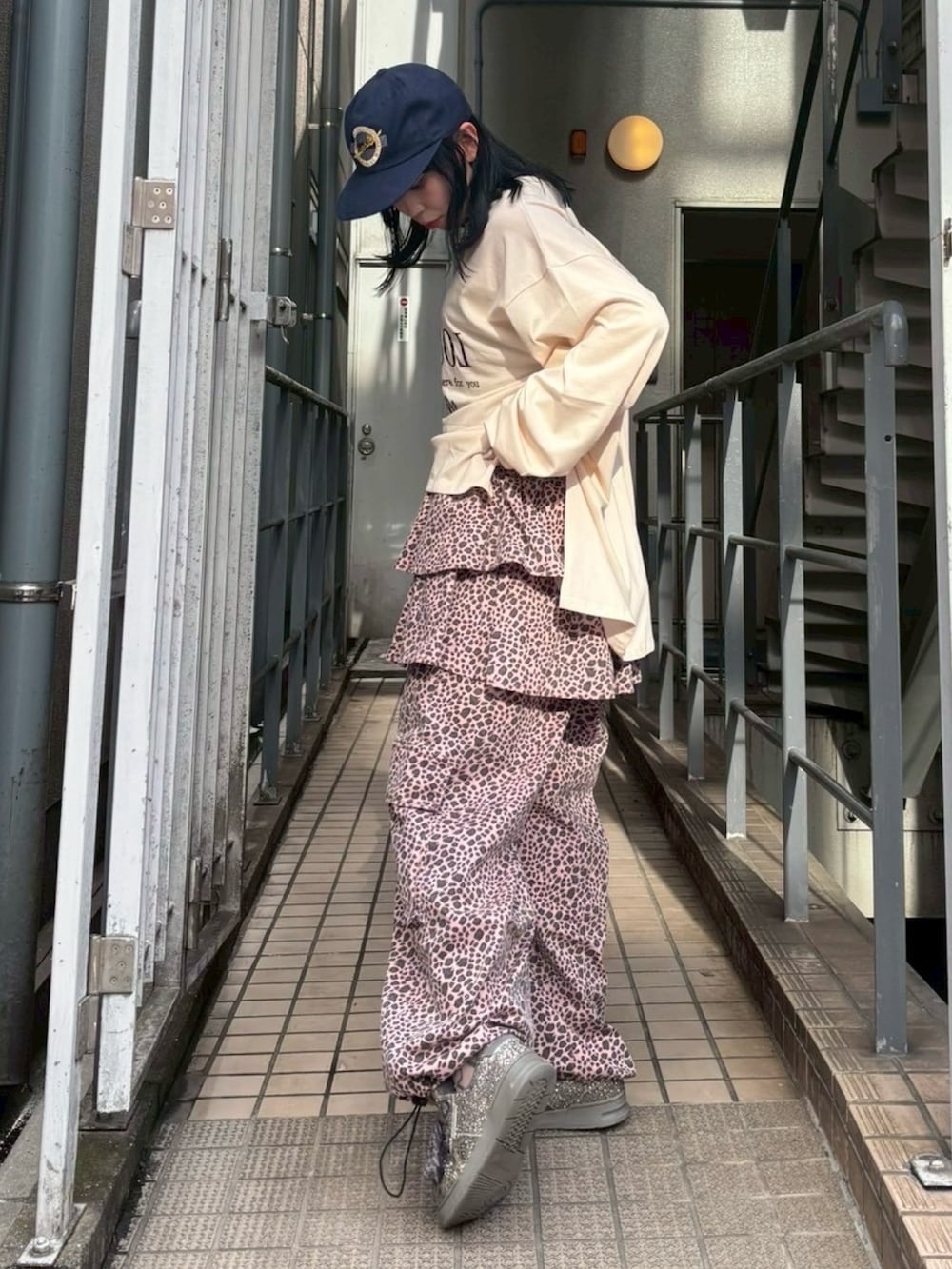ピンク系のその他パンツ、ベージュ系のTシャツ/カットソーを着用したレディースの秋コーディネートの3枚目の写真