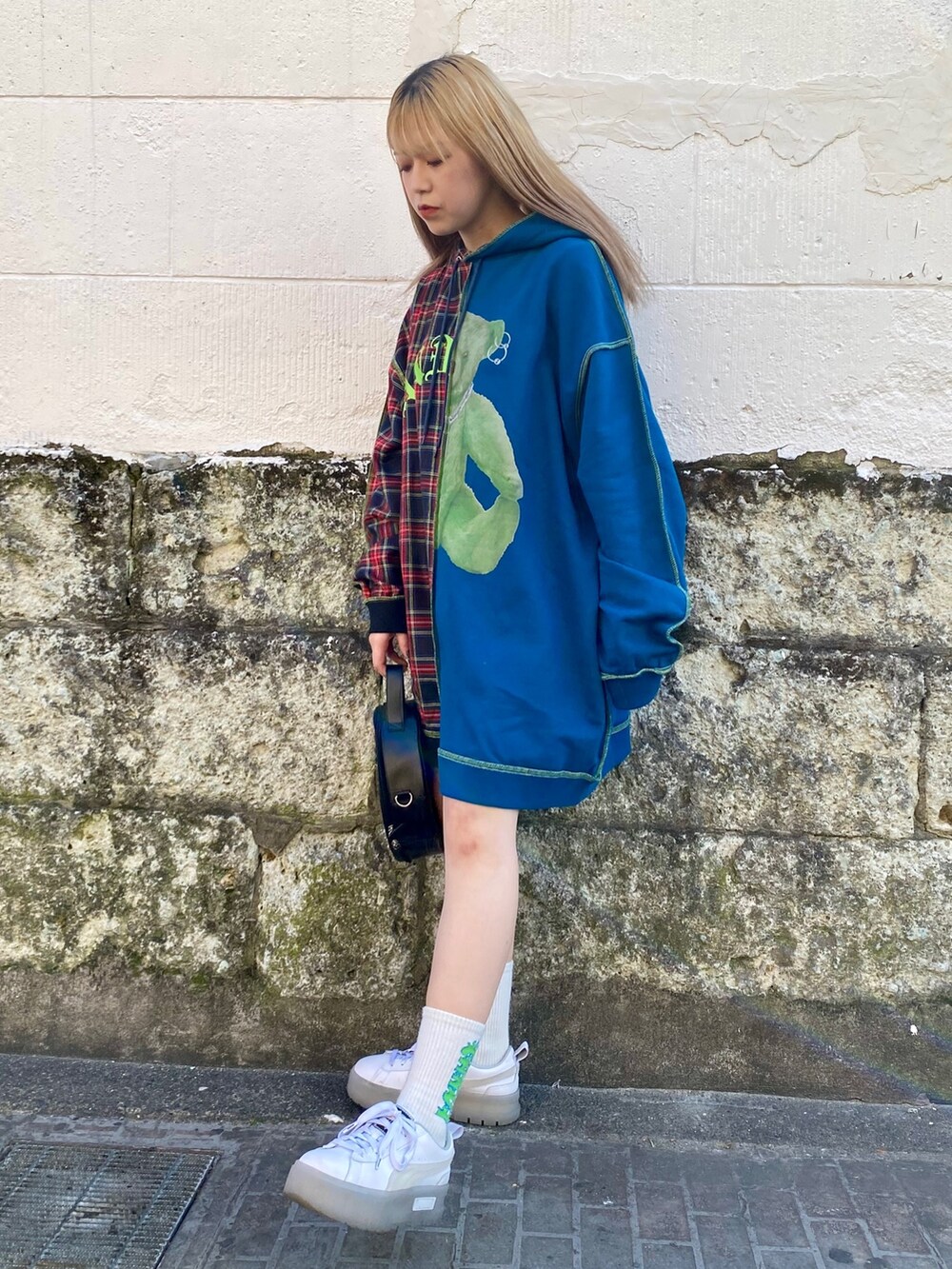 ブラック系のショルダーバッグ、ブルー系のワンピースを着用したレディースの冬コーディネートの3枚目の写真