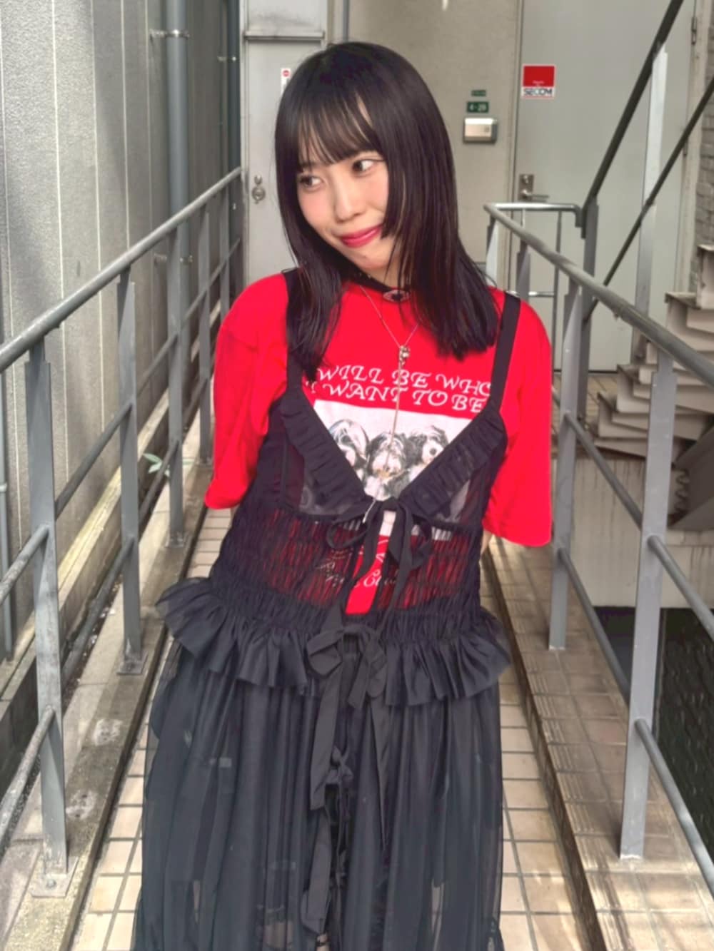 ブラック系のその他パンツ、レッド系のTシャツ/カットソー、ブラック系のワンピースを着用したレディースの夏コーディネートの4枚目の写真