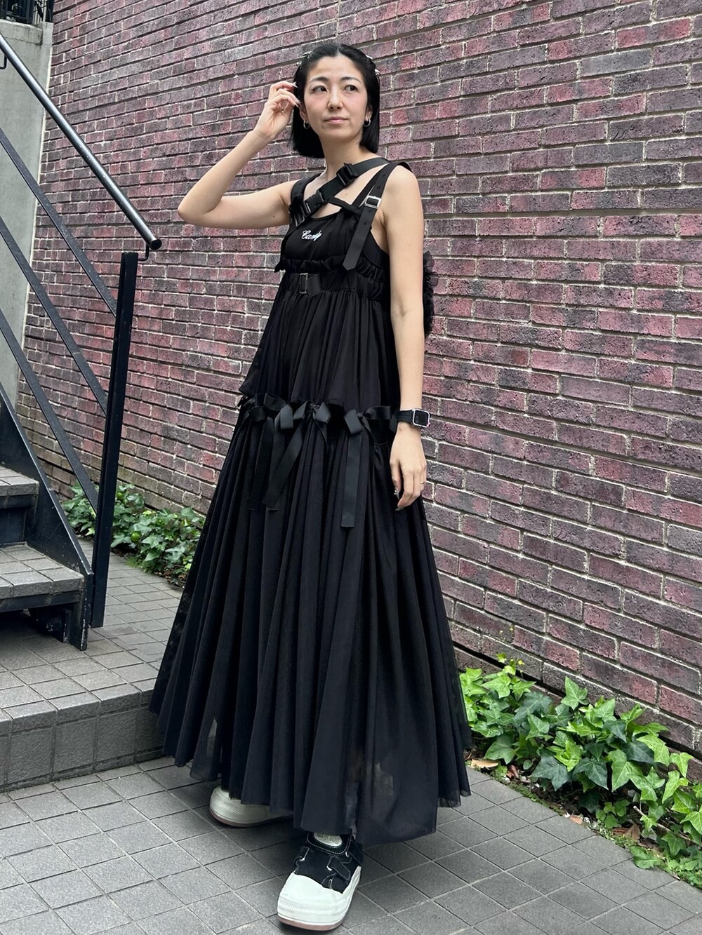 ブラック系のボディバッグ/ウエストポーチ、ブラック系のワンピース、ブラック系のスカートを着用したレディースの夏コーディネートの4枚目の写真